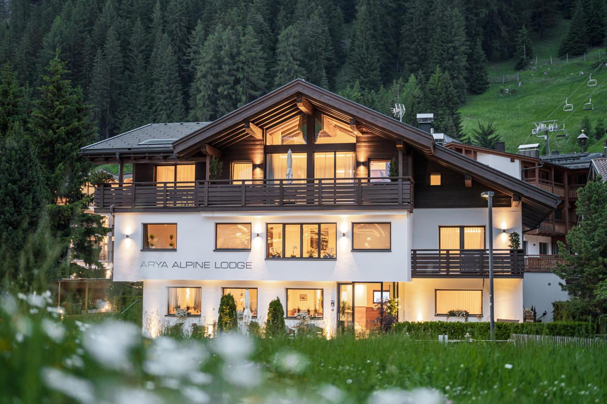 Arya Alpine Hotel *